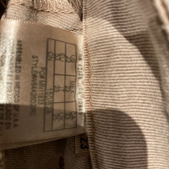 Like new Guess Tan capri Jeans with zipper details - Picture 4 of 4
